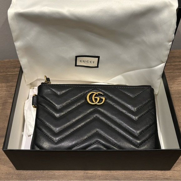 Women’s Gucci GG Marmont Wrist Wallet quilted Leather - Picture 4 of 11